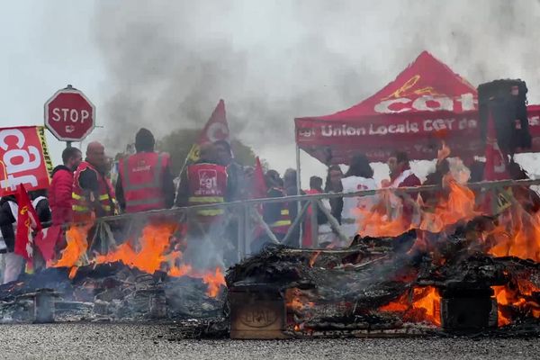 Après l'annonce de la fermeture prochaine de leur usine, des salariés mobilisés devant l'usine Michelin de Vannes.