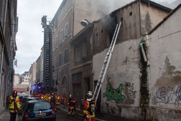 Dans le quartier des Carmes, intervention des marins pompiers de Marseille