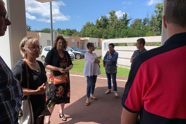 La directrice a été prise à partie par les proches de résidents ce dimanche 30 juillet.