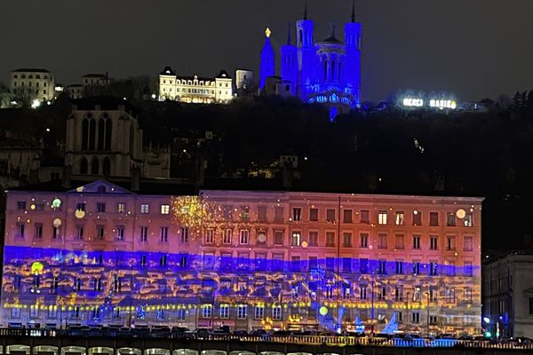 Fête des lumières de Lyon 2022 : Le voyageur céleste sur la colline de Fourvière, une œuvre de Jerôme Jouvray