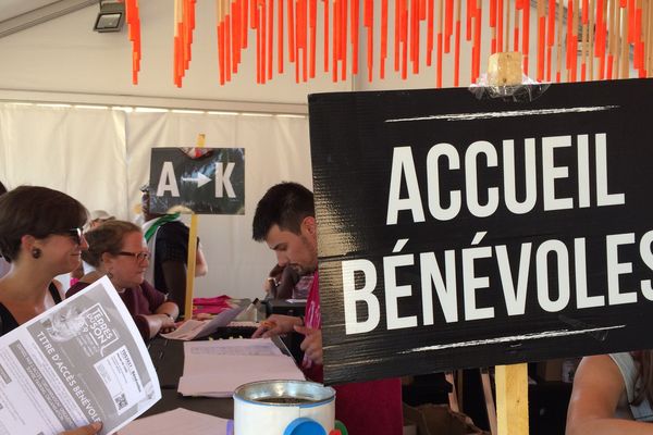 Beaucoup de monde sous la tente d'accueil des bénévoles.