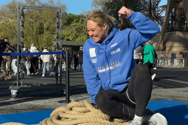 "C'est fou ! Ça y est, j'ai grimpé la tour Eiffel !", clame-t-elle avec fierté.