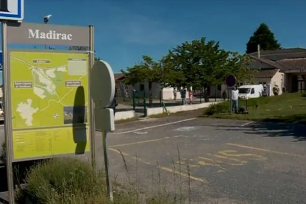 Le maire du petit village de Madirac ( 235 habitants) doit trouver et installer tout seul les 34 panneaux électoraux nécessaires à la campagne des européennes. Un vrai casse-tête dans cette commune où il n'y a pas d'employé municipal.