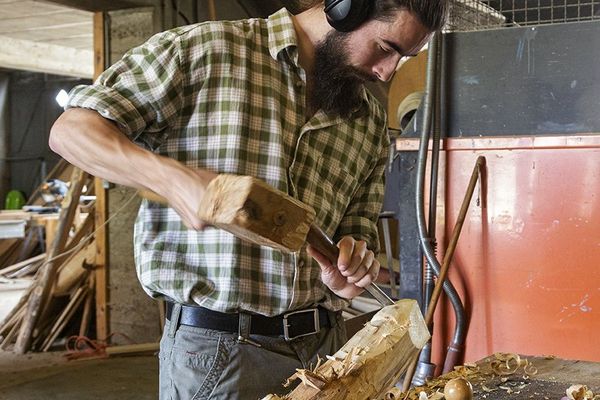 Dans son atelier du Jura, Martin B., dit "Bison", sculpte le bois