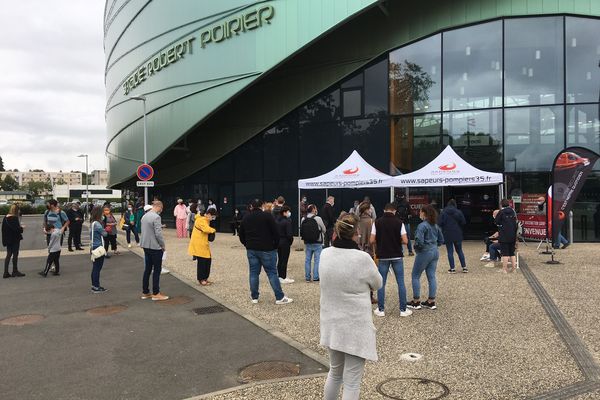 L'attente au centre de vaccination du stade Robert Poirier à Rennes