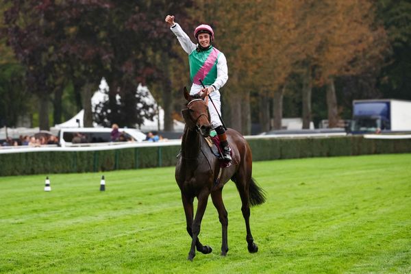 Le jockey irlandais Rossa Ryan célèbre sa victoire le dimanche 6 octobre 2024 au Prix de l'Arc de Triomphe à l'hippodrome de Longchamp à Paris.