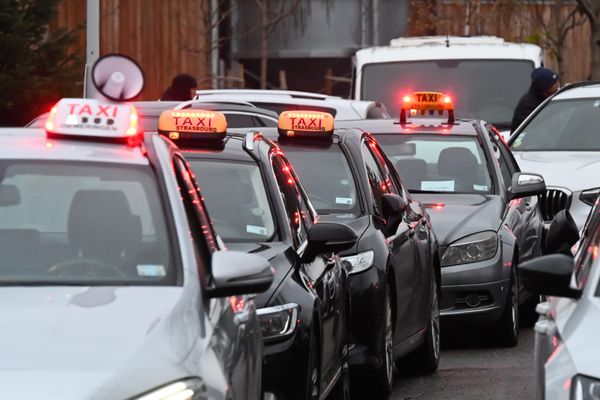 Opération escargot des taxis strasbourgeois le 8 décembre 2013. Ils protestaient alors contre l'interdiction pour eux d'emprunter les nouvelles voies rapides de bus.