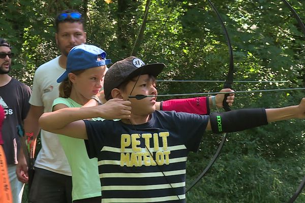 25 enfants envoyés par le Secours Populaire participent à la une colonie de vacances solidaires dans la campagne lorraine.