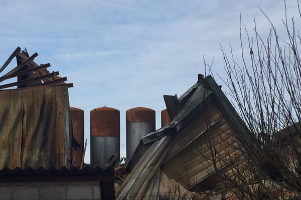 Plus de deux mois après l'incendie qui a ravagé l'entreprise Minerva Oil à Meuzac (87), la dépollution du site se poursuit.