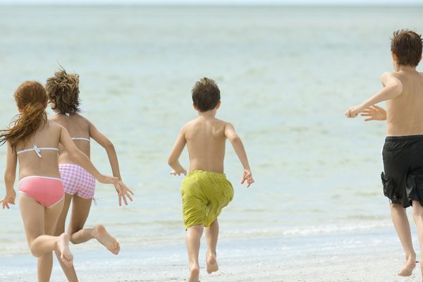 Offrir des vacances à la mer à des enfants défavorisés avec le Secours Populaire de Charente-Maritime.