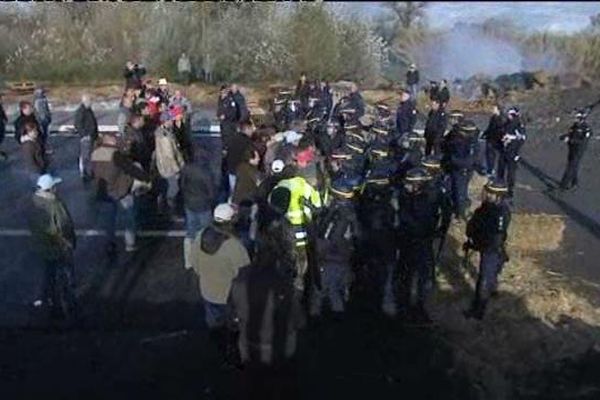 Les CRS ont chargé en fin de matinée ce jeudi pour déloger les agriculteurs.