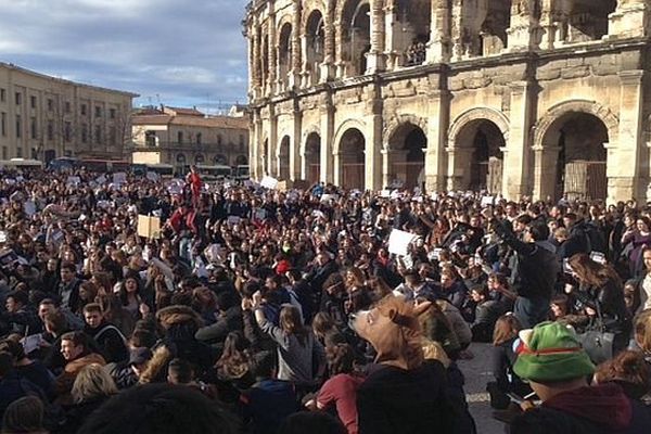 Nîmes - rassemblement en hommage aux victimes de l'attentat à Charlie Hebdo - 9 janvier 2015.