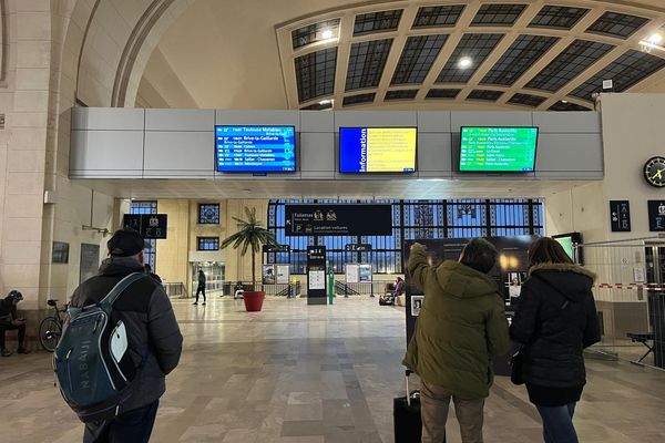 Le trafic ferroviaire tourne au ralenti. Après le passage de la tempête Caetano hier, de nombreuses voies sont bloquées par les branches et les arbres. En Limousin, des trains sont paralysés en gare depuis ce vendredi matin. Certains comptaient jusqu'à six heures de retard.