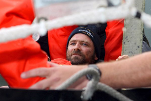 Yann Elies lors de son sauvetage par la Marine Australienne, le 20 décembre 2008