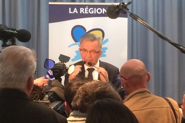 François Bonneau (PS-PRG-EELV) prononcant un discours au conseil régional, à Orléans, après l'annonce de sa victoire en Centre-Val de Loire. 