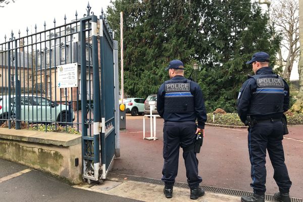 3 janvier 2020. Les policiers municipaux procèdent à la sécurisation de la mairie de Dreux (Eure-et-Loir) après la fusillade. 