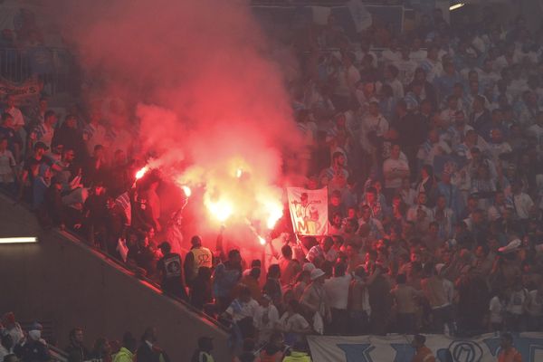 Les supporteurs de l'OM déclenchent des fumigènes dans les tribunes du Groupama Stadium à Lyon le soir de la finale contre l'atlético de Madrid