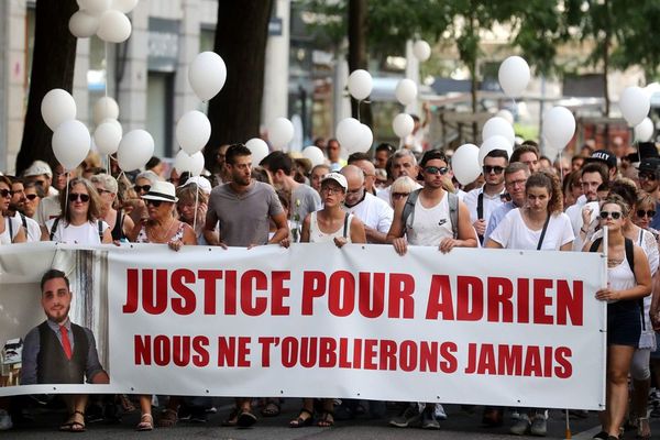 Un millier de personnes environ ont marché en souvenir d'Adrien Perez, tué d’un coup de couteau en plein cœur dimanche 29 juillet 2018 à la sortie d’une boîte de nuit.