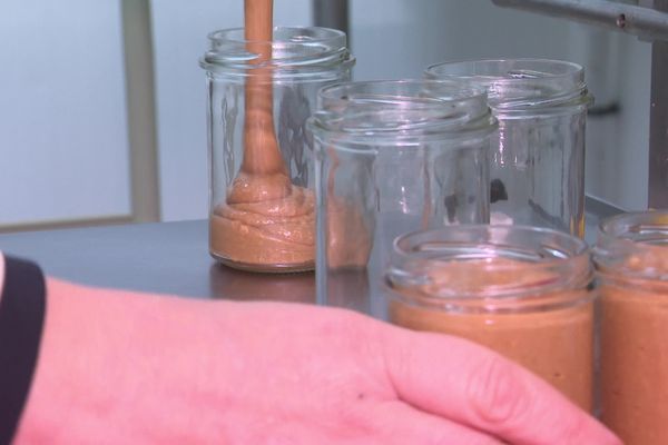 Une entreprise de Saint-Sauveur d'Aunis (Charente-Maritime) fabrique du beurre de cacahuète. Un produit qui fonctionne de plus en plus auprès des consommateurs français.