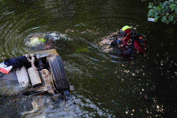 Dramatique accident à Cassagnoles, dans le Gard: une voiture est tombée dans le Gardon, son conducteur est décédé.