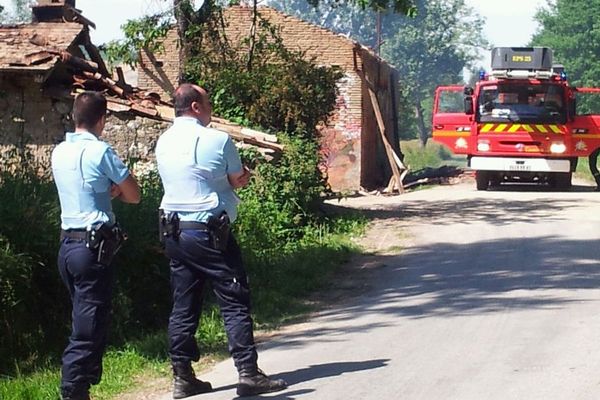 Gendarmes et pompiers sur place après l'incendie