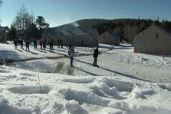 Au Mas de la Barque, petite station familiale du Mont Lozère, les premiers vacanciers profitent déjà de la neige - février 2016