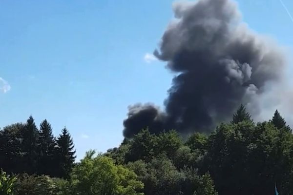 Un épais panache de fumée noire dans le secteur de Couzeix en raison d'un camion qui a pris feu sur la RN 147, le 6 septembre 2021.