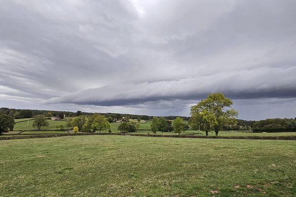 Un orage en approche près de Perrecy-les-Forges (Saône-et-Loire), 16 heures, lundi 23 octobre