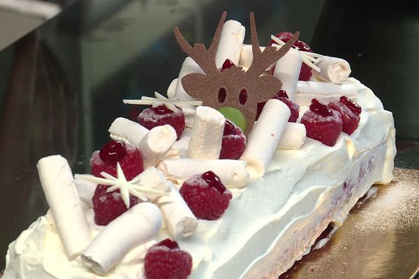 Bûche à la framboise réalisée par le chef pâtissier Guillaume Girard, Draguignan, le 20 décembre 2024.