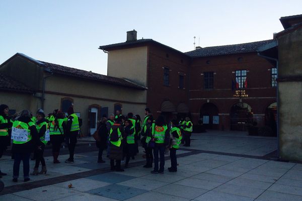 Les ATSEM en grève devant la mairie de Tournefeuille.