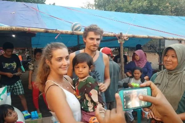 Anne et Florian entourés des victimes du séisme
