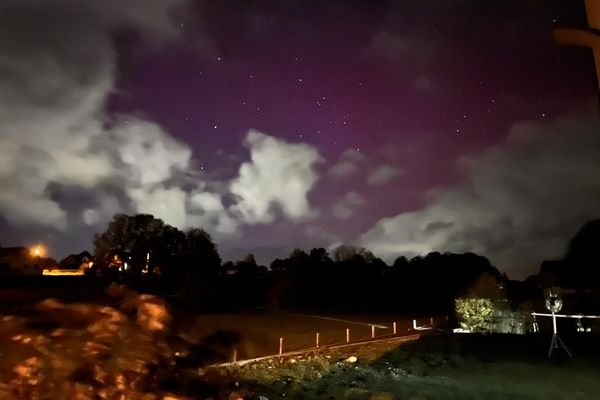 Cette aurore boréale a ate "capturée" au-dessus des Premiers Sapins (Doubs) dimanche vers 19h.