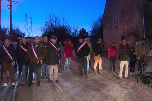 Elus et habitants ont barré la route du bus scolaire à Savranges (Côte-d'Or).