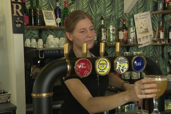 Lors des premières journées d'ouverture du tout nouveau bar du village de Saint-Glen dans les Côtes-d'Armor, ce jeune couple de repreneurs a fait carton plein.