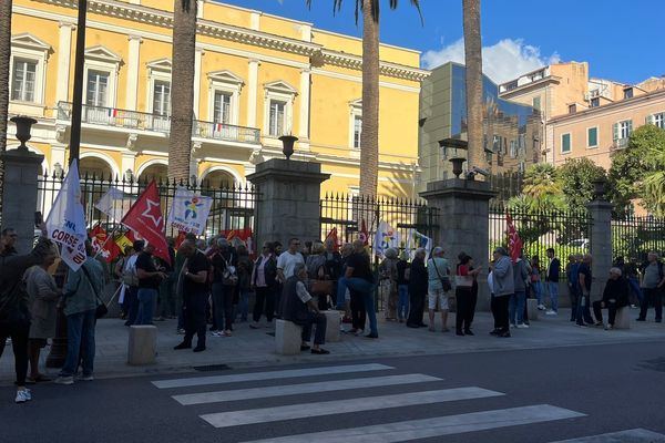 Une centaine de personnes s'est rassemblée davnt la préfecture d'Ajaccio.