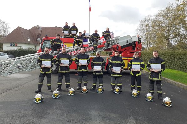 Avec leur calendrier consacré au 80e anniversaire du Débarquement, les pompiers de Bayeux sont en lice pour être champions de France des calendriers des pompiers 2024.