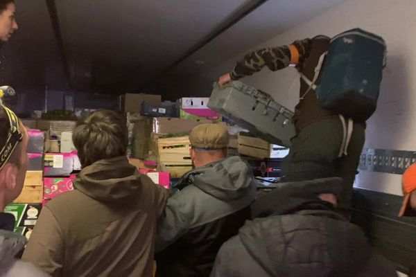 Les agriculteurs ont pris de la marchandise dans des camions sur l'A 75 ce 13 juillet.