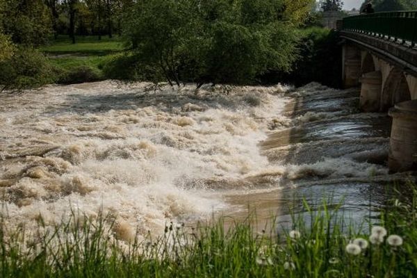 Le pont de l'Ouche, à Neuilly-lès-Dijon, photographié par un téléspectateur (Karleener)