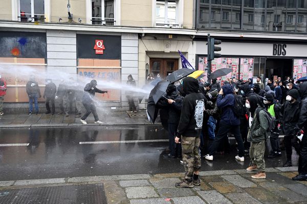 Scène d'affrontement entre des jeunes manifestants masqués et cagoulés en tête de cortège ce jeudi 23 mars, alors que la manifestation emmenée par l'intersyndicale n'était pas terminée. En face, un important dispositif policier.