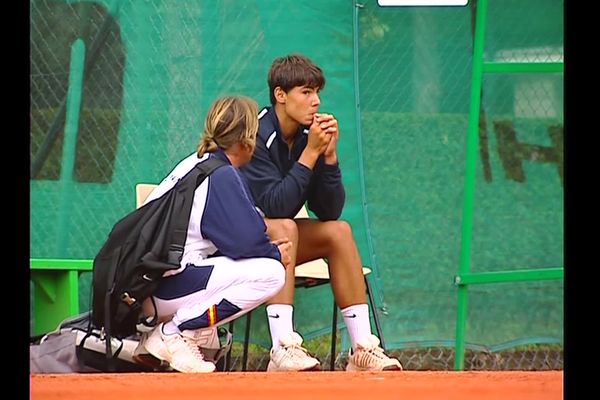 Rafael Nadal à l'écoute de son coach, sur un banc du Tennis Club du Touquet, en 2002, à l'occasion de la Coupe Jean Borotra.