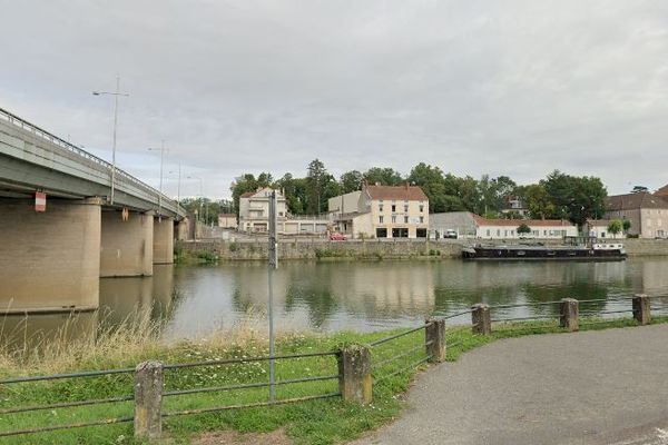 C'est dans la Saône, le long du quai Mavia, que les sapeurs-pompiers du SDIS 70 ont retrouvé un corps, ce dimanche 29 décembre