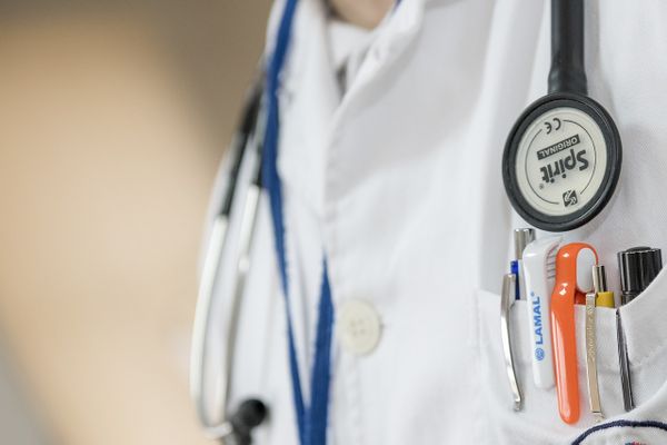 Le docteur n'avait plus le droit d'exercer, mais s'est fait employer dans de nombreux hôpitaux à l'occasion de remplacements.