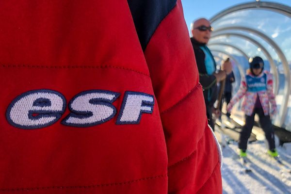 Une plainte a été déposée pour des soupçons de fraudes au fonds de solidarité de la part de moniteurs de ski. (Illustration)