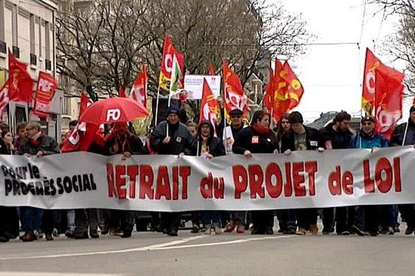 Les manifestants opposés à la loi "El Khomri" dans les rues de Limoges le samedi 9 avril 2016