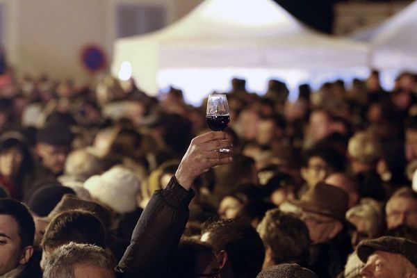 L'arrivée du Beaujolais nouveau  (à consommer avec modération) et la fête des Sarmentelles à Beaujeu (Rhône) en 2017. Une grande fête populaire et un événement devenu une tradition