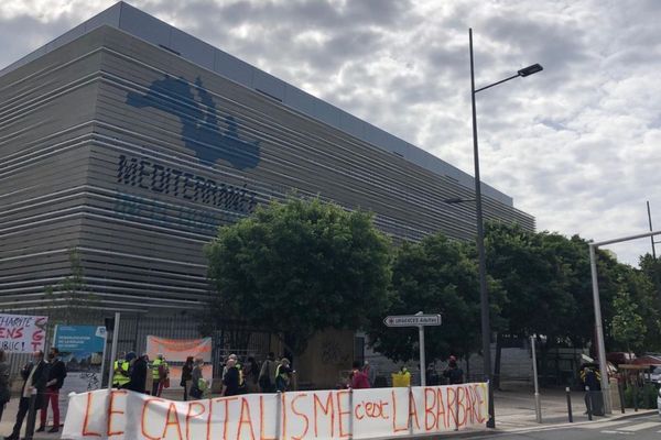 Quelques gilets jaunes manifestent à Marseille pour le 1er mai.