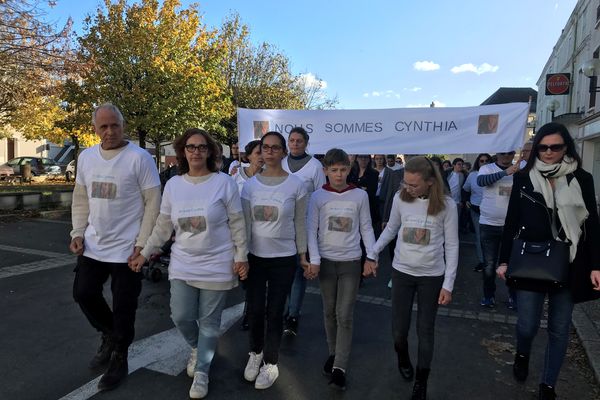 Une soixantaine de personne a participé cette marche blanche en mémoire de Cynthia , décédée, le 4 octobre.