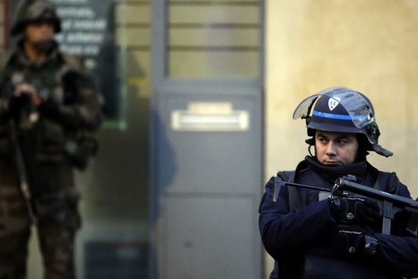 Des policiers lors de l'assaut, à Saint-Denis, le 18 novembre 2015.