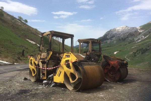 Sur les trois engins de chantier vandalisés dans la nuit de vendredi à samedi sur la route du Col de la Colombière, deux ont été incendiés.