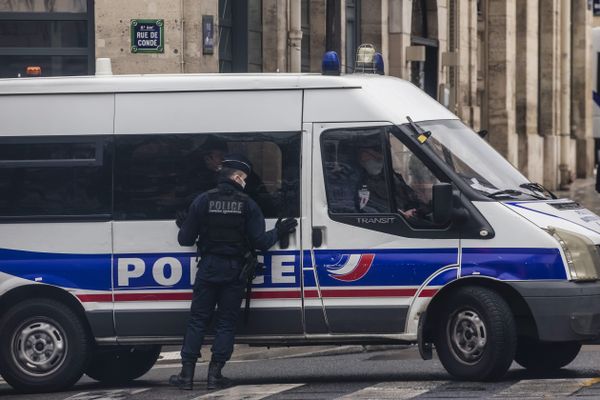 Trois agents de police ont été percutés et légèrement blessés par un automobiliste qui refusait d’obtempérer ce vendredi soir dans le 18e arrondissement de Paris.